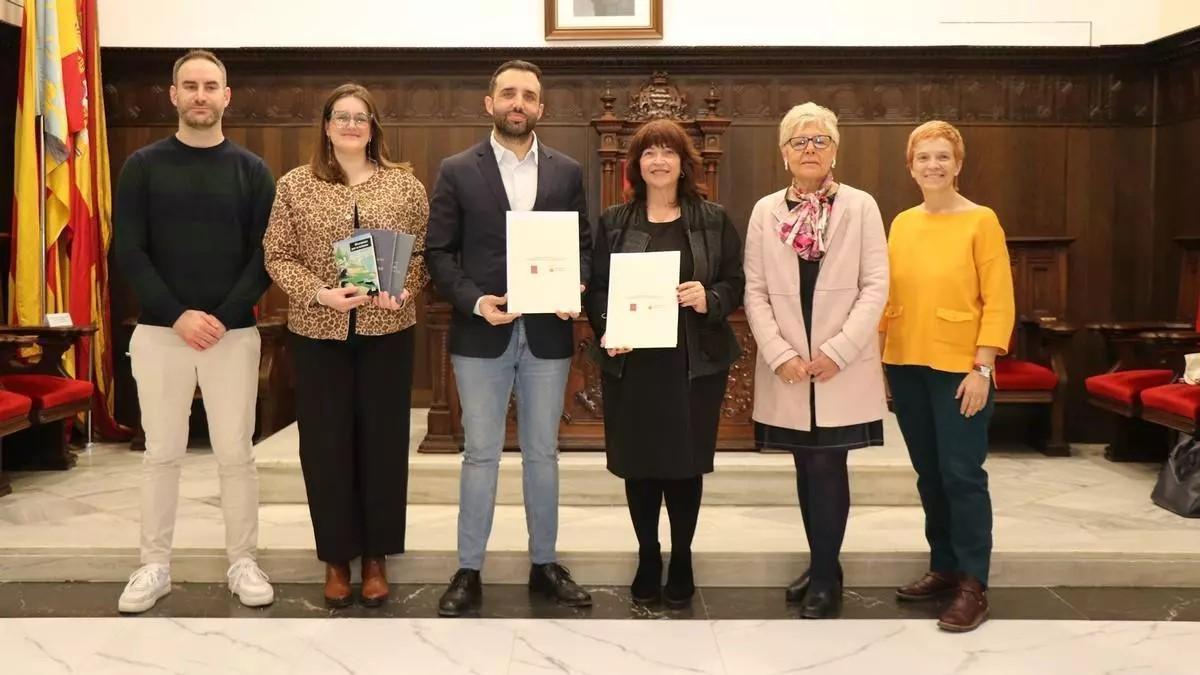 Firma del acuerdo con la Academia.