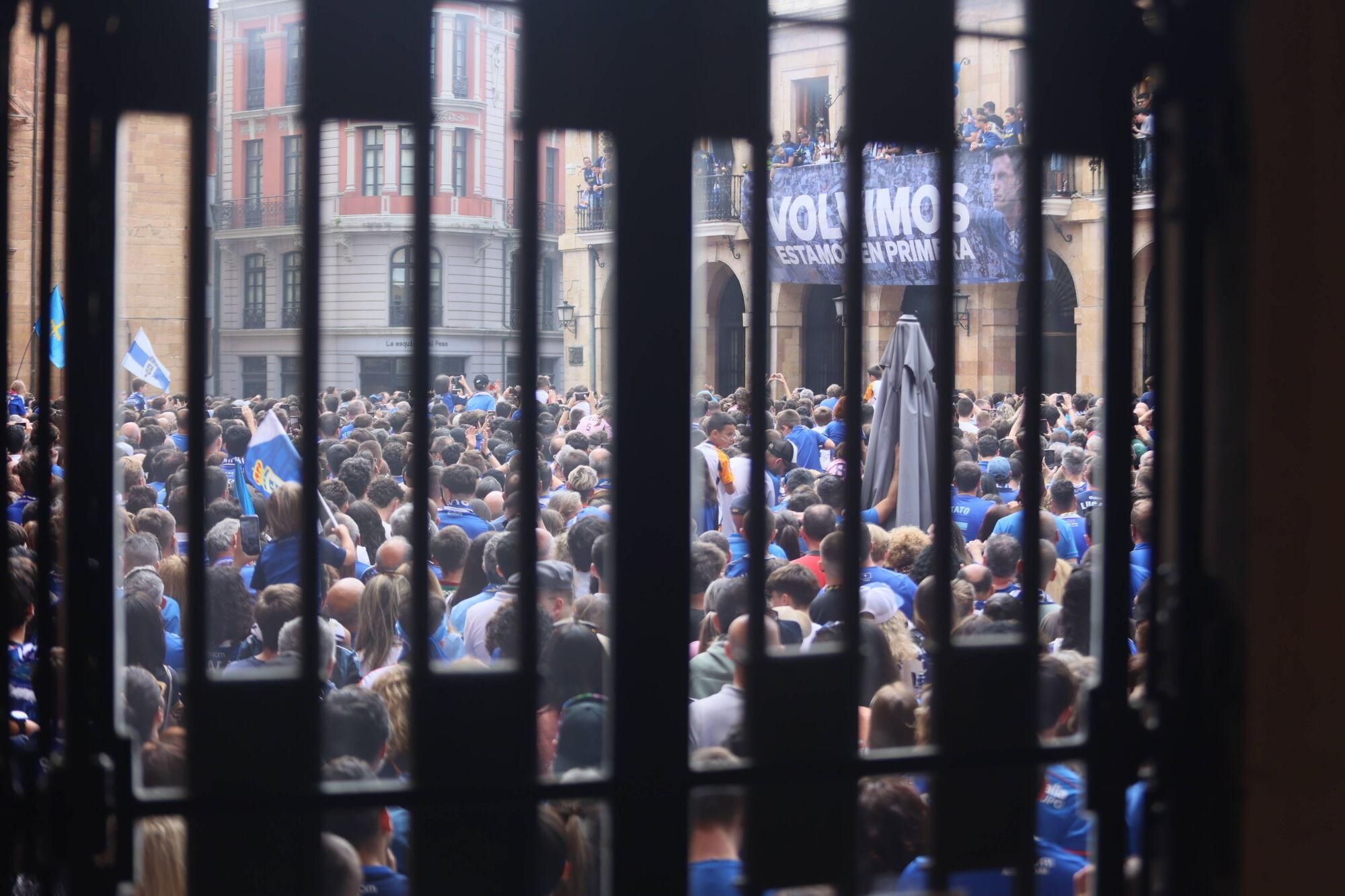 Locura azul en las calles de Oviedo para celebrar el ascenso del equipo a Primera División