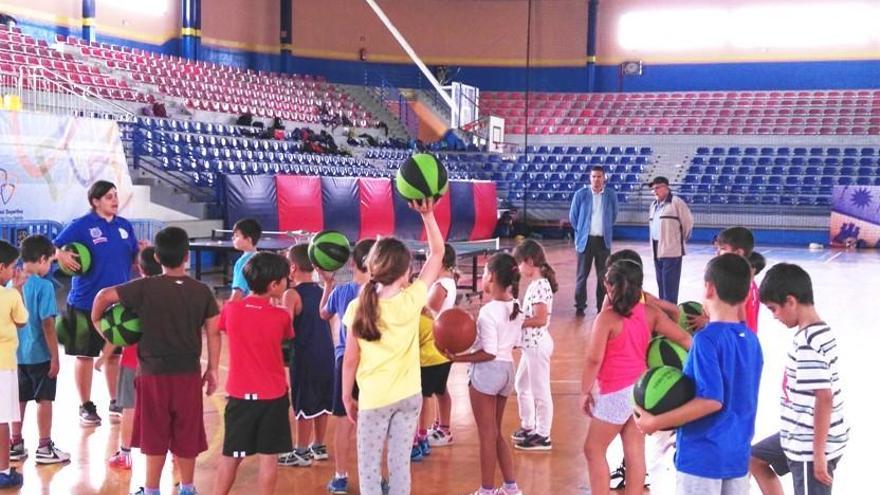 Participantes en un campus de baloncesto en Telde