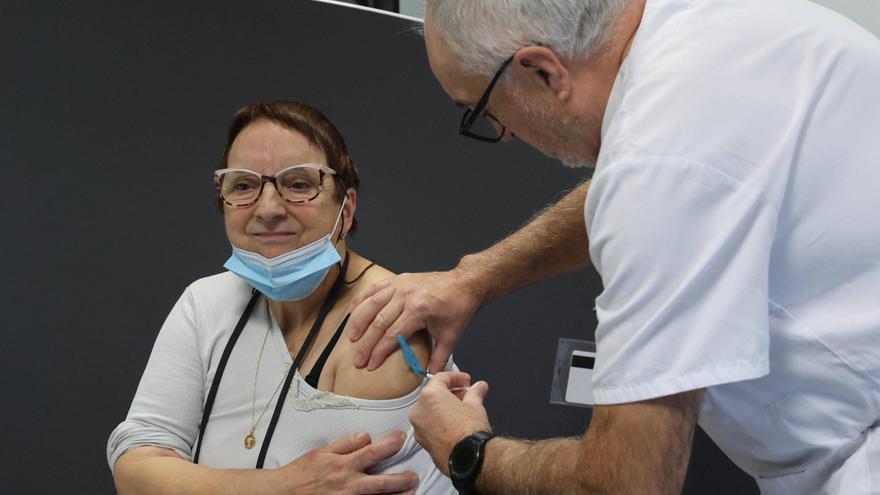 Vacunación a una mujer en el hospital Álvaro Cunqueiro, este invierno. / Alba Villar