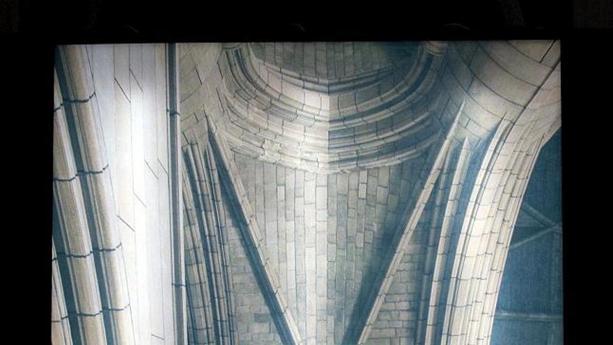 Un hombre pasa ante unas imágenes de las obras del arquitecto valenciano Rafael Guastavino, durante la presentación de la exposición "Rafael Guastavino. La reinvención del espacio en Nueva York (1842-1930)" que acoge el Centro del Carmen.
