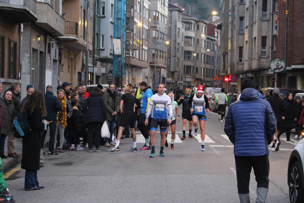 Todas las imágenes de la "San Silvestre" de Mieres: desde los más pequeños hasta los mayores, y con el "Grinch" siempre atento