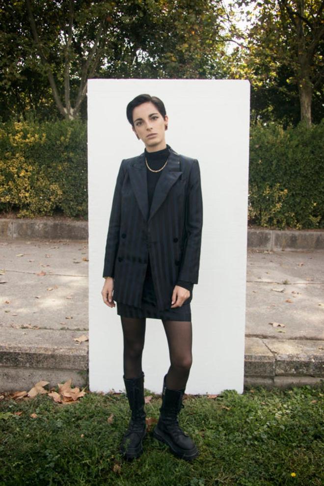 Tamara Falcó tiene la blazer de rayas 'made in Spain' que mejor queda con pantalones de efecto cuero