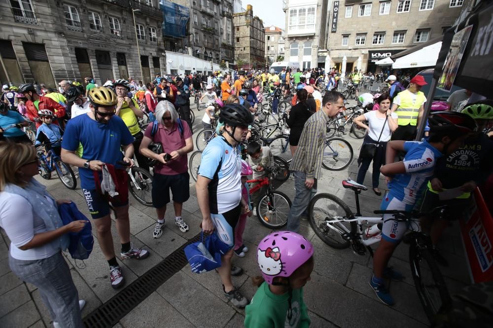 Centenares de vigueses de todas las edades participaron ayer en la marcha ciclista A Pedaliña que recorrió el centro de la ciudad para conmemorar el Día Mundial del Medio Ambiente y a favor de Unicef