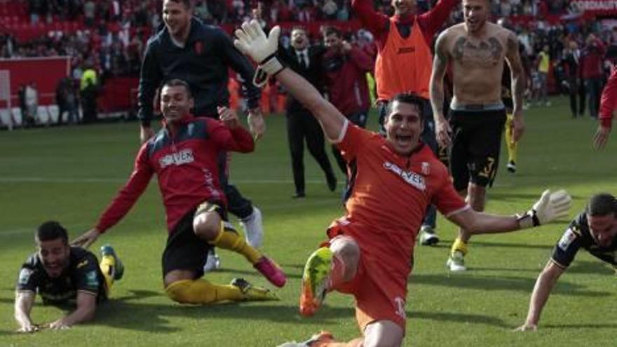 Celebración de la permanencia de los jugadores del Granada en Sevilla.