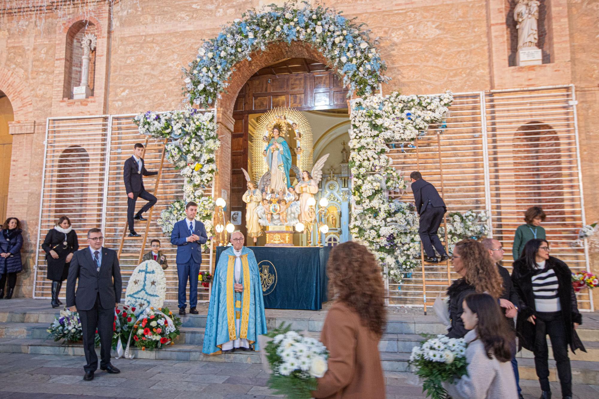 Más de 70 entidades y asociaciones participan en la multitudinaria ofrenda a la patrona que vistió de flores la fachada de iglesia de la Inmaculada Concepción