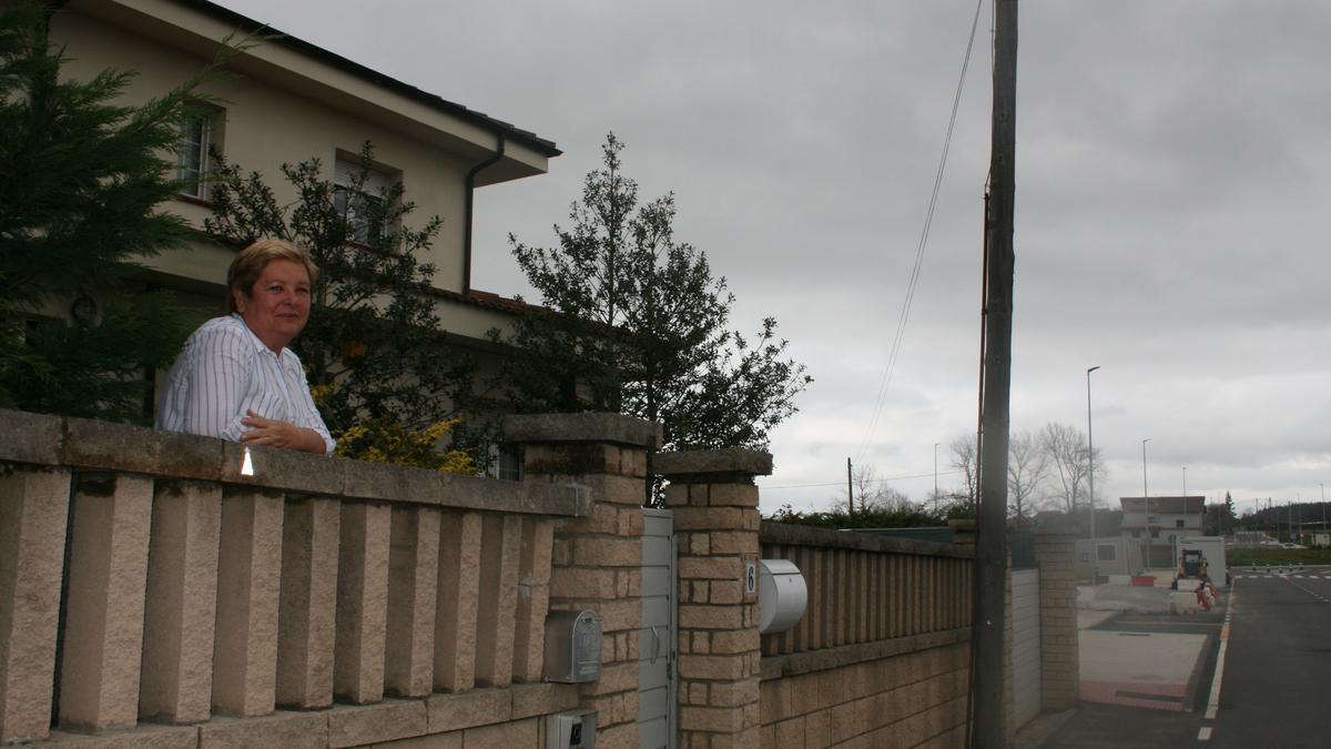 Isabel Fernández, en su casa de Bobes, la más próxima a la parcela donde se iniciará el movimiento de tierras.