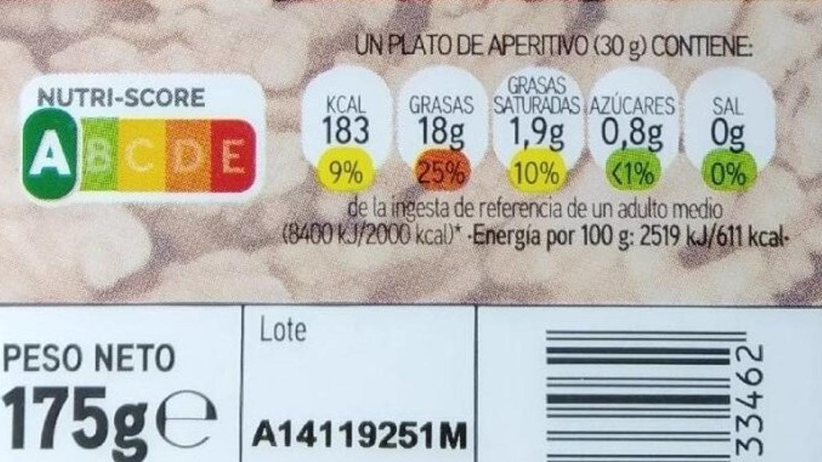 Etiqueta nutricional con la clasificación de Nutriscore de un paquete de nueces crudas