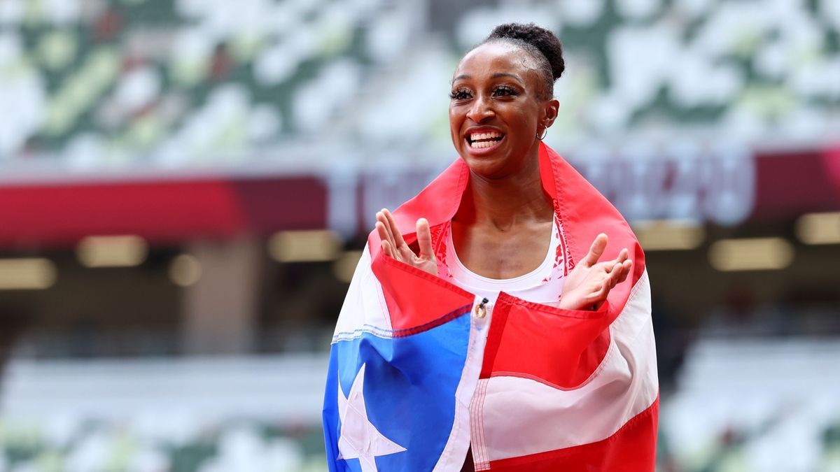 Jasmine Camacho-Quinn celebra su oro en los 110 metros vallas.