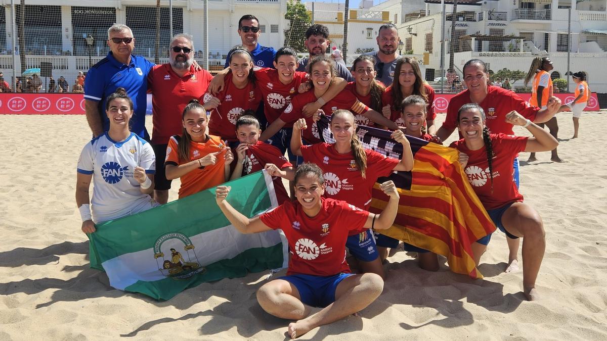 Los componentes del Collerense femenino posan tras lograr el ascenso a la Primera División de fútbol playa.