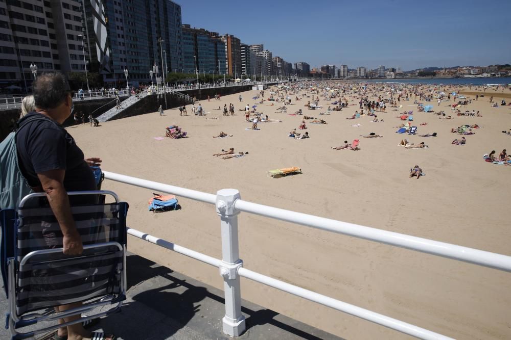 Cerrada la playa de San Lorenzo por completar su aforo de bañistas