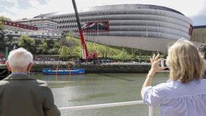 La gabarra del Athletic, en la ría de Bilbao junto al estadio de San Mamés.