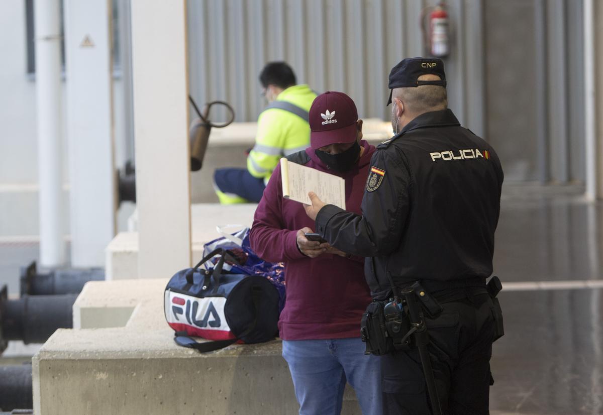 Controles de la Policía Nacional en la estación de Renfe en Alicante Controles de la Policía Nacional en la estación de Renfe en Alicante