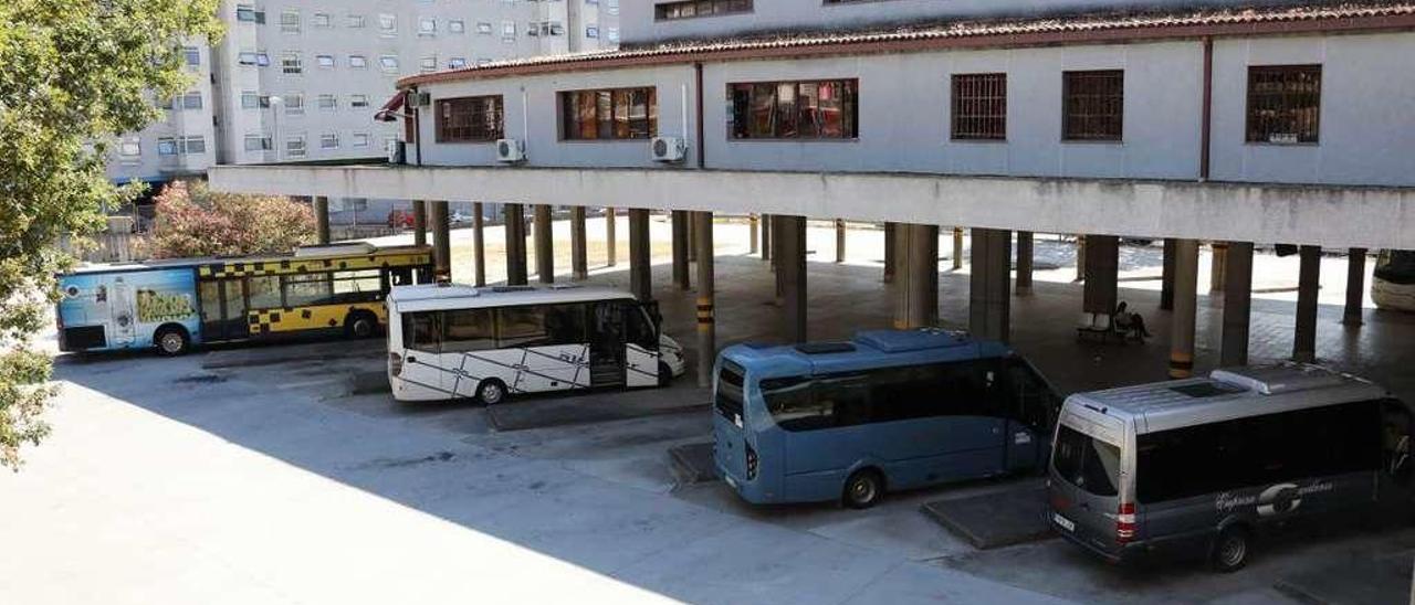 Estación de buses de Ourense, ayer, con una actividad ya normalizada. // Jesús Regal