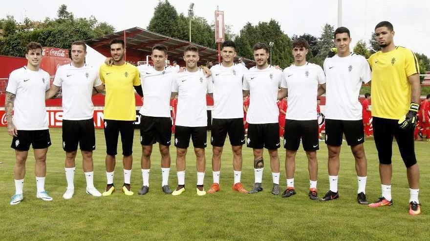 Cristian Salvador, en el centro, con el resto de jugadores del filial.