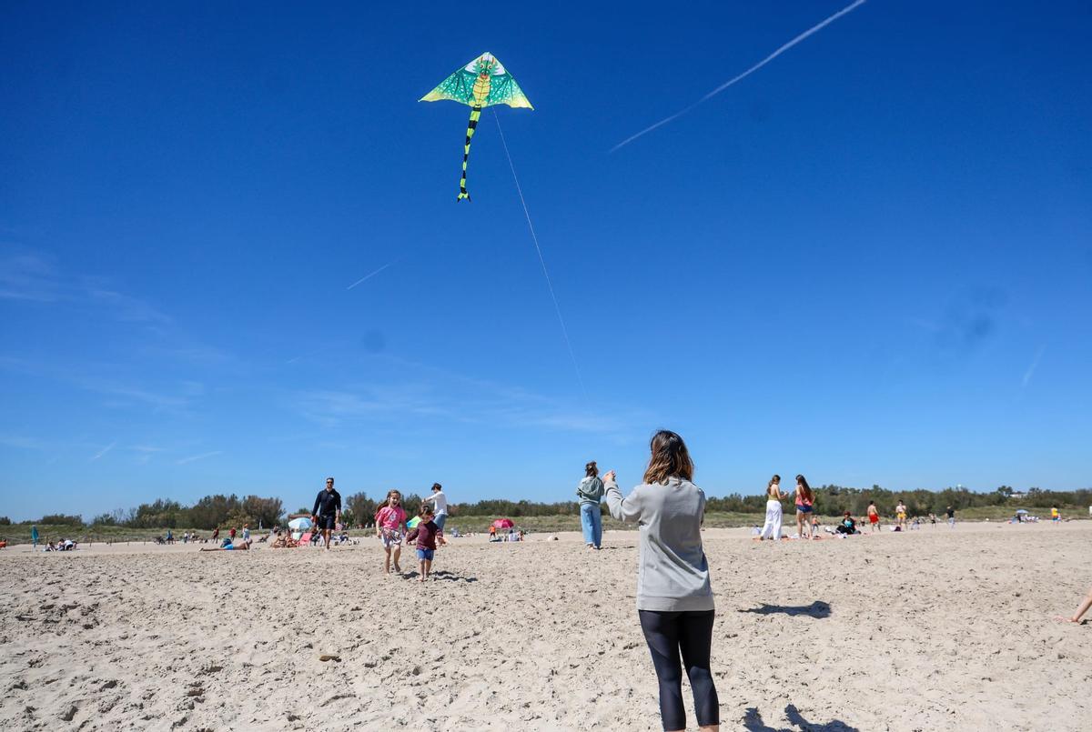 Cometas y comidas familiares en las playas del sur de València