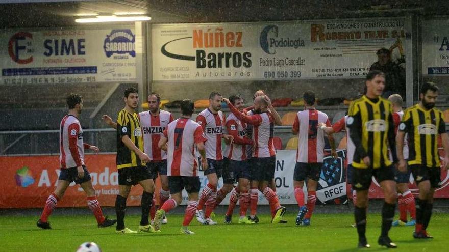 Los jugadores del Alondras celebran el tanto de Abel ante la desesperación de los ribadumienses. // Noé Parga