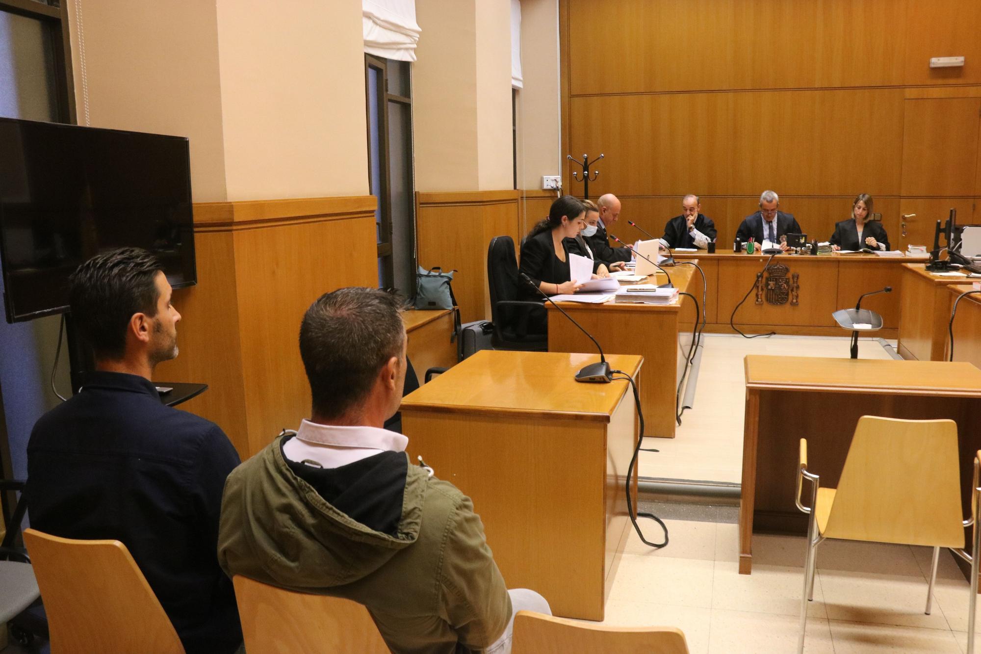 Els dos agents de Policia Nacional acusats d'agredir un jove antifeixista a la comissaria de Via Laietana el novembre de 2017, s'asseuen al banc dels acusats al judici oral celebrat a l'Audiència Provincial de Barcelona.