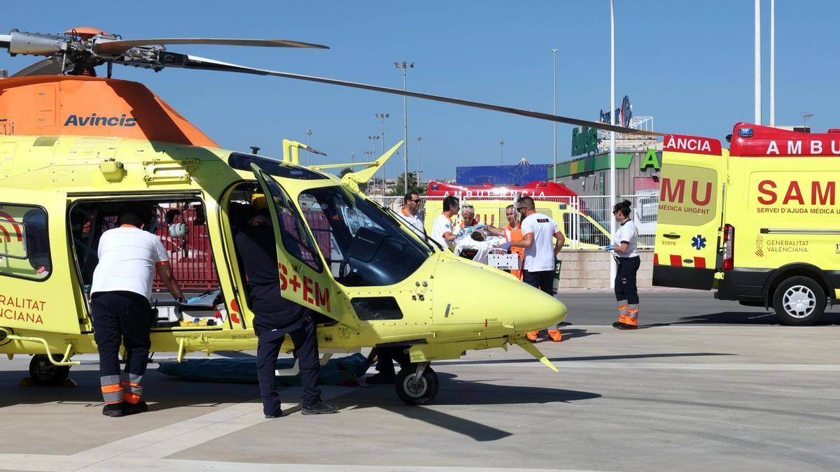 Traslado de uno de los heridos graves en helicóptero desde el parque de Bomberos de Torrevieja