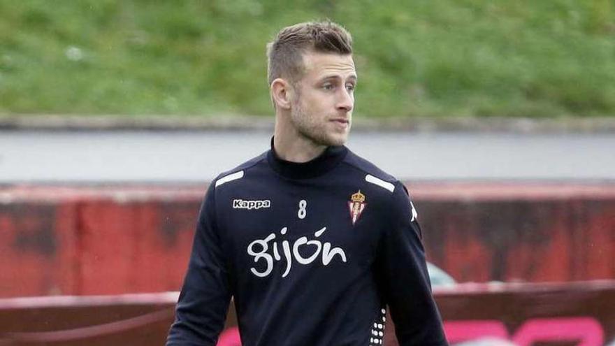 Álex Barrera, durante el entrenamiento de ayer en Mareo.