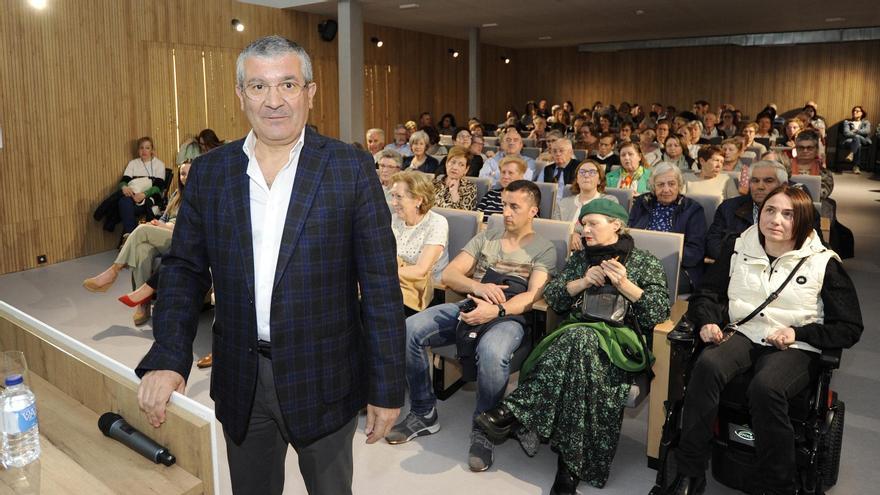 El doctor Rafael López durante la conferencia sobre la biopsia líquida ofrecida ayer en Lalín.