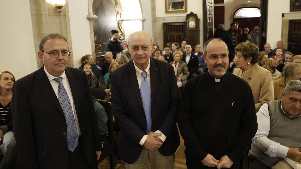 Jorge Rodríguez, Jorge Fernández Díaz y Alfonso López Menéndez, ayer, en la sacristía de San Nicolás de Bari.