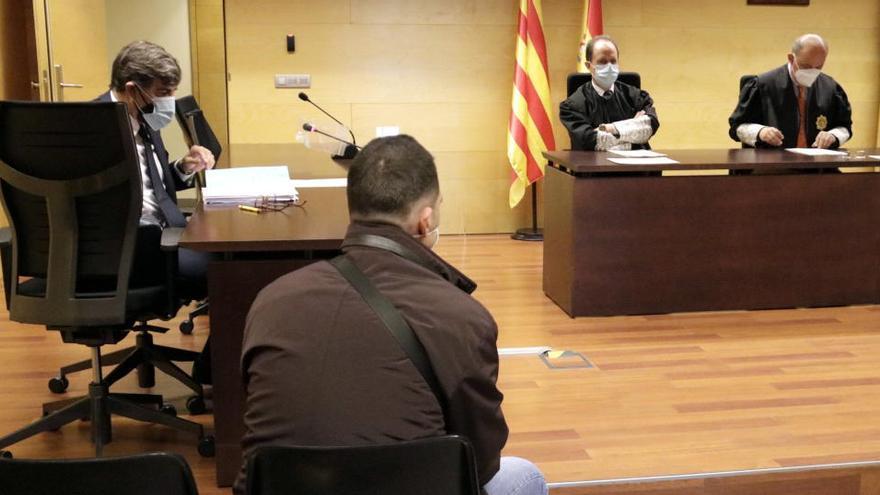 D&#039;esquenes, l&#039;acusat d&#039;agredir sexualment la fillastra de 12 anys a Calonge i amenaçar-la amb un cúter