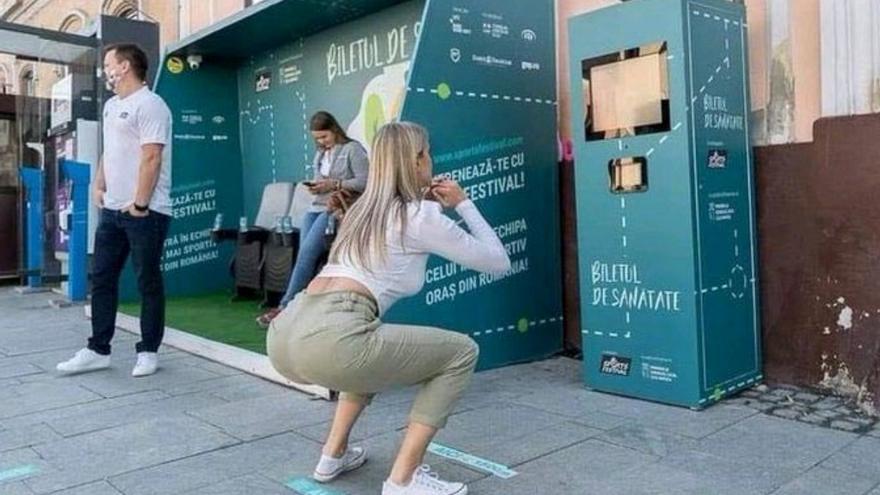 Sentadillas a cambio de billetes gratis para el autobús, una innovadora iniciativa en Rumanía
