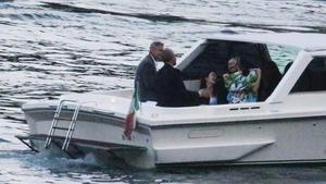 El matrimonio Clooney y la familia Obama llegan en lancha al muelle donde se encuentra la espectacular mansión del actor y la abogada.