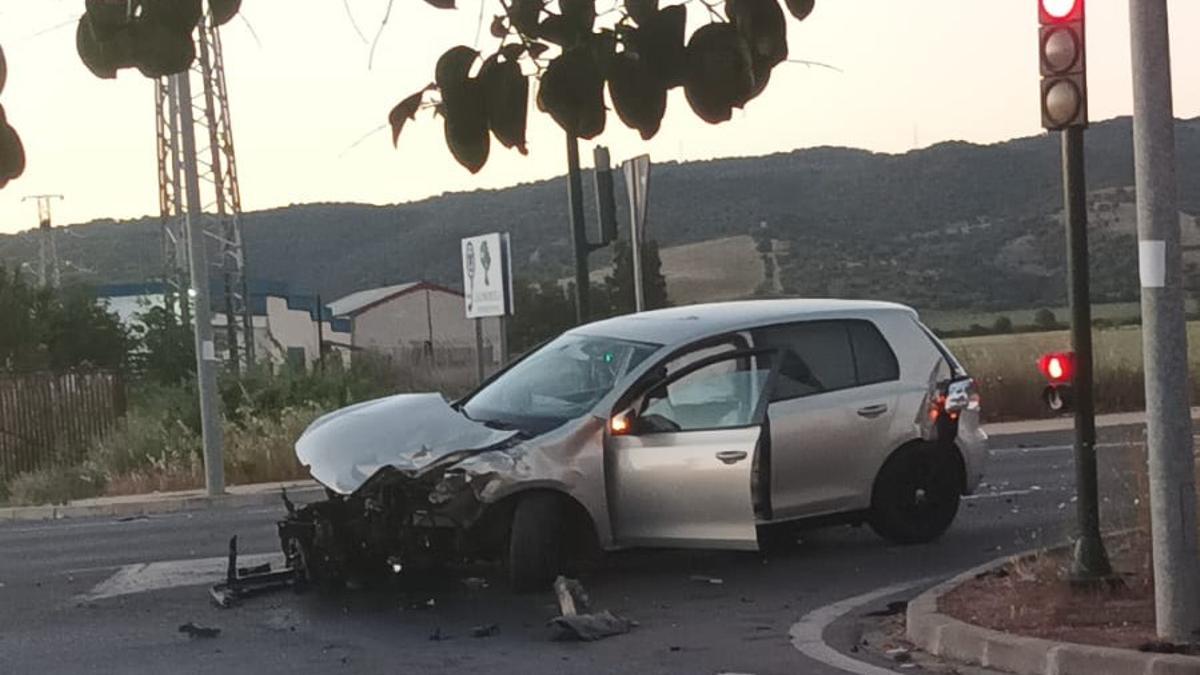 Imagen del estado del turismo tras chocar con el transporte sanitario ayer domingo, en Villarrubia.