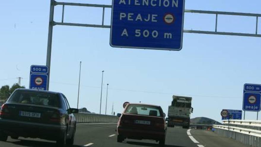 Coches circulando por la circunvalación de peaje de Alicante.