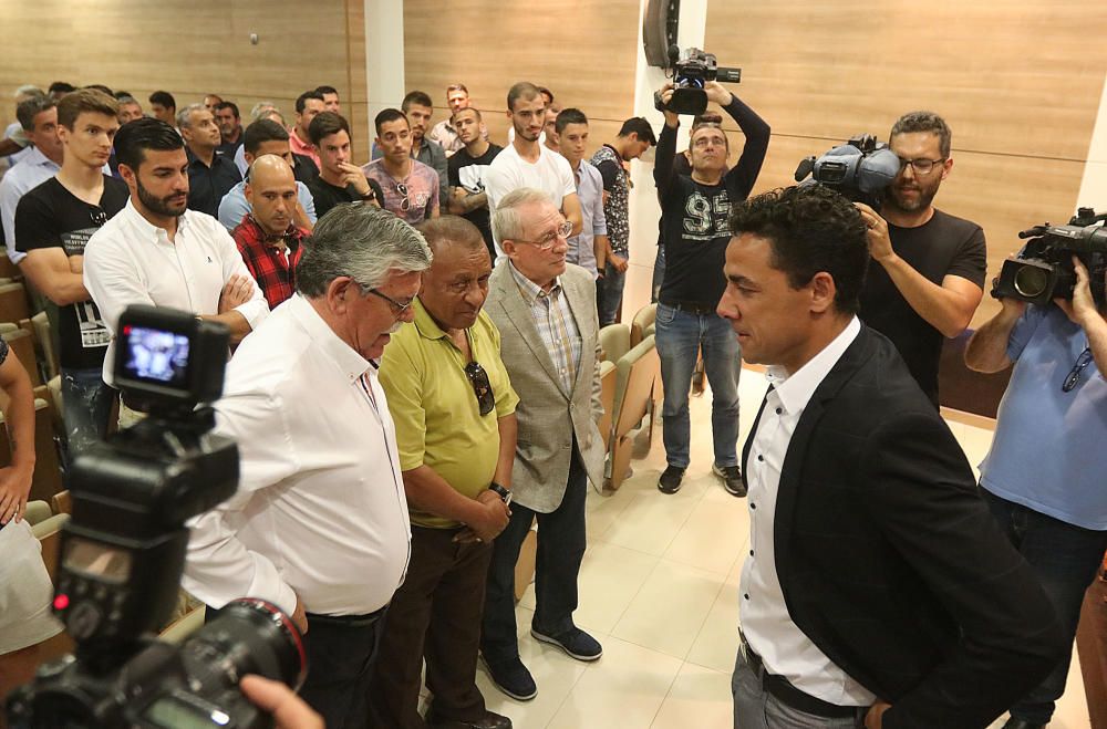 Jugadores y cuerpo técnico del Málaga CF despiden en la sala de prensa al central brasileño del Málaga CF