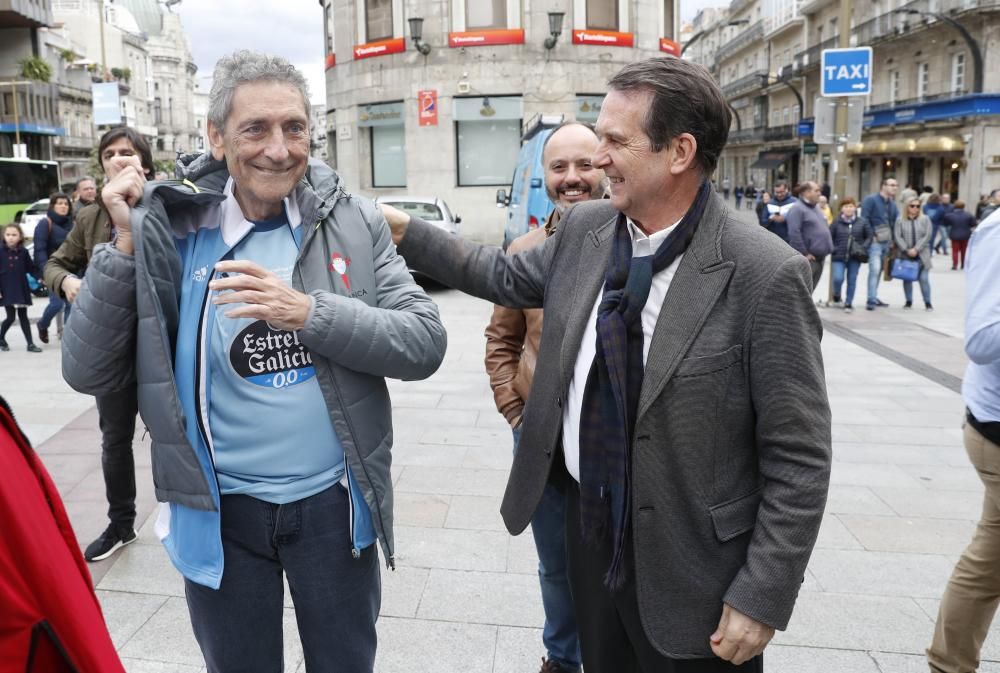 Caballero y Mouriño visten de celeste al Sireno con la camiseta "Vigo sempre co Celta"