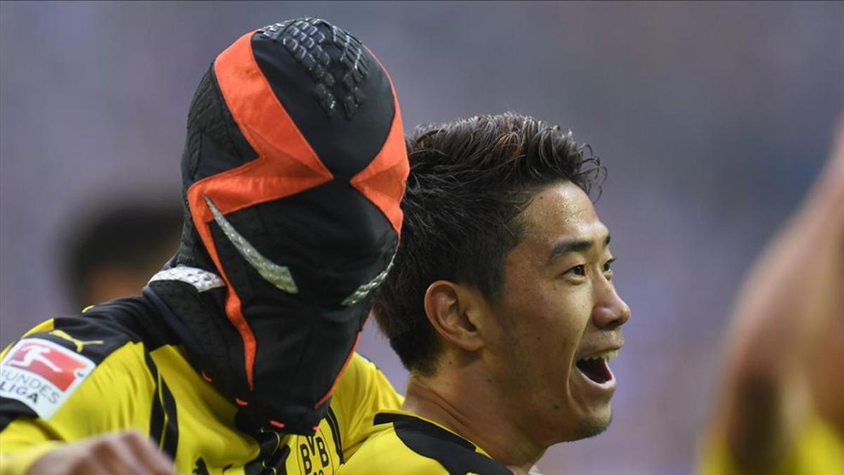 Aubameyang celebró el gol con juna peculiar máscara