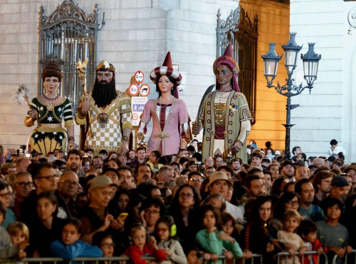 Toc d’inici de la Mercè 2025, gigantes y bestias en la plaza Sant Jaume de Barcelona