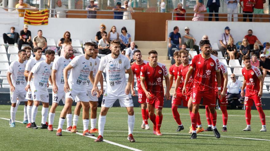 Una acción en una de las áreas durante el derbi de la primera vuelta liguera que jugaron la Peña Deportiva y el CD Ibiza en Santa Eulària .  | JUAN A. RIERA