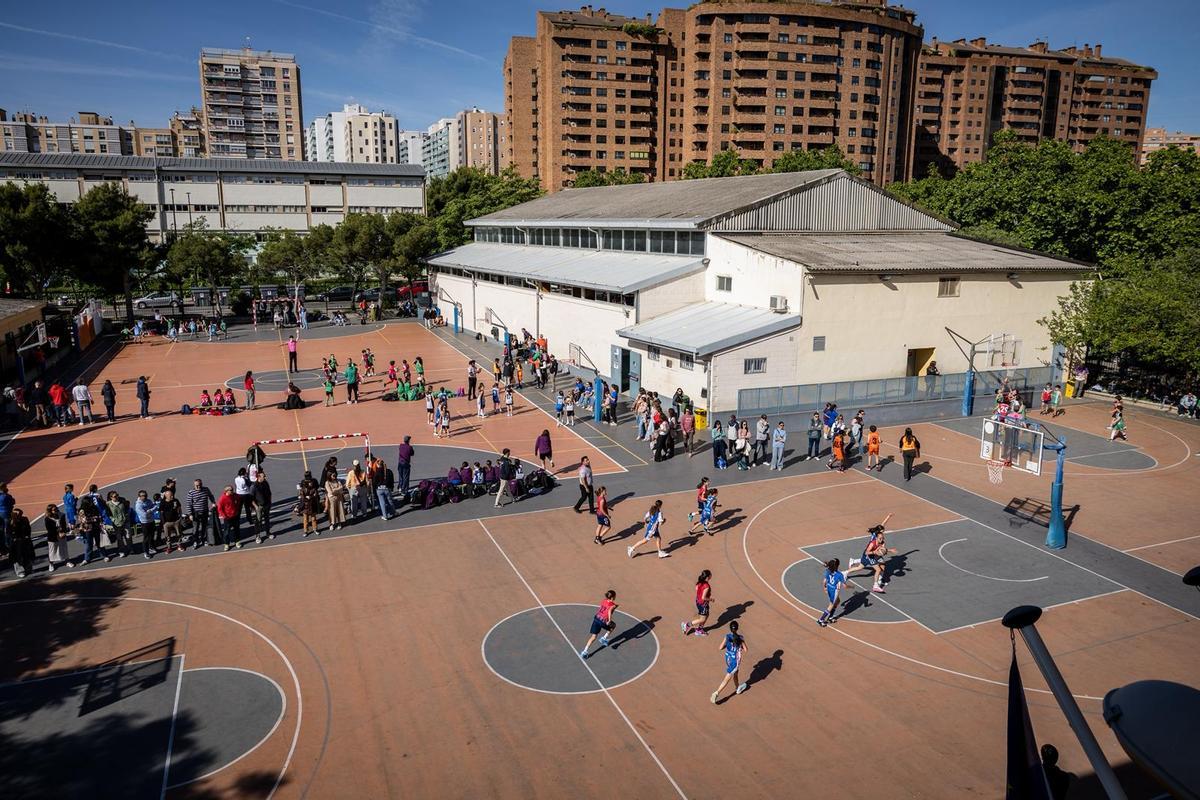 En imágenes | La emoción del baloncesto escolar se vive al máximo en el torneo del Colegio Doctor Azúa