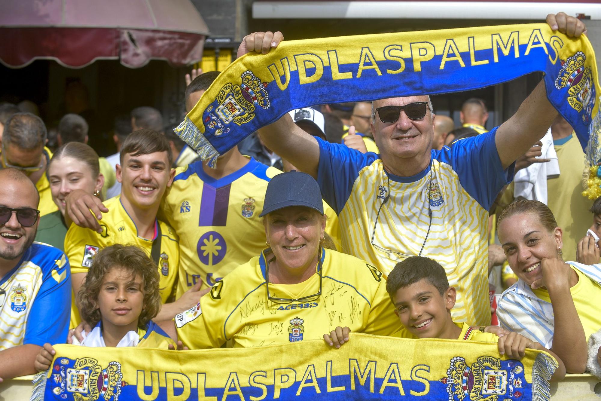 La afición recibe a la guagua de la UD Las Palmas en Fondos de Segura