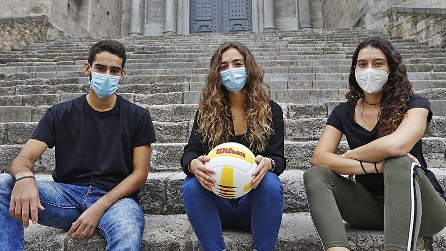 Miquel Coll (vocal), Laia Avellana (tresorera) i Jana Darnés (vicepresidenta) del Vòlei Girona, ahir a les escales de l&#039;església de Sant Feliu de Girona