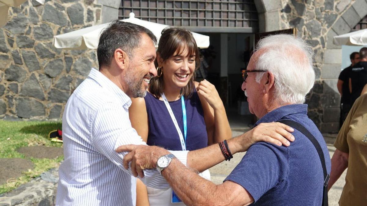 La concejala de Atención Social en Santa Cruz, Charín González, y el alcalde, José Manuel Bermúdez, saludan a un vecino.