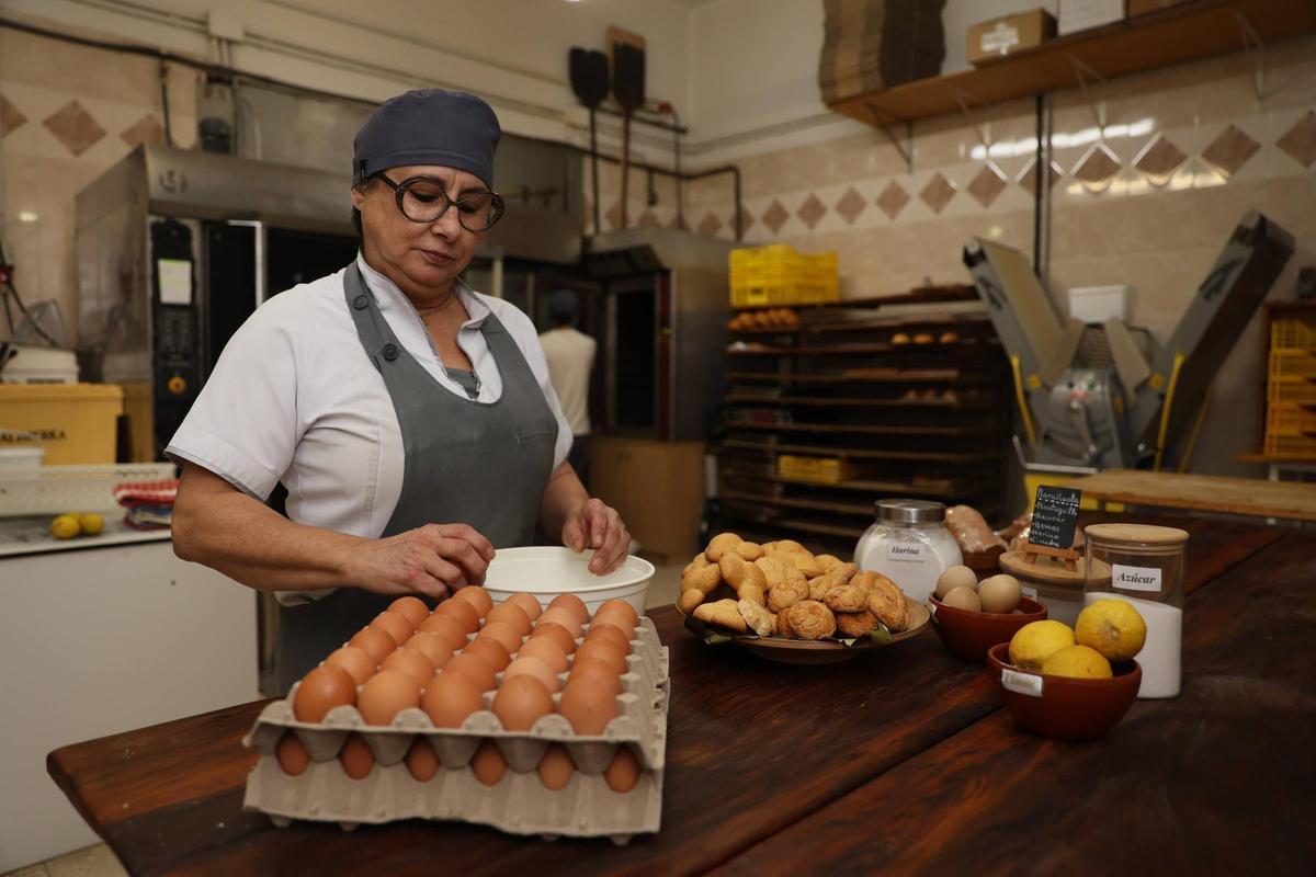 Beatriz Ruíz en el obrador el Horno de Luanco.