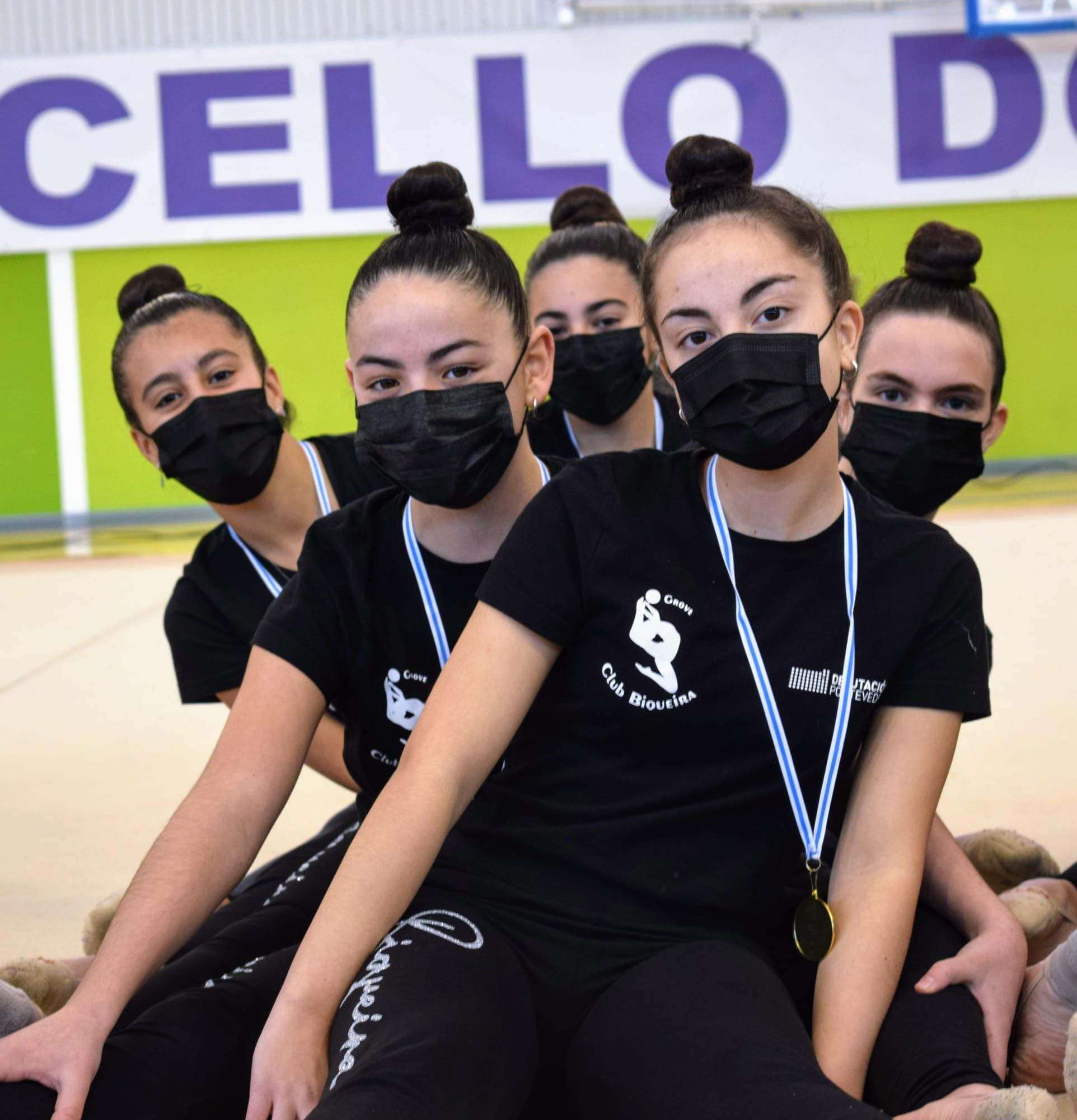 Las gimnastas pudieron lucir sus medallas.