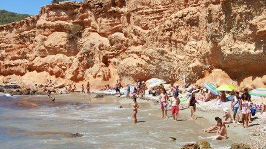 Bañistas en la playa de es Bol Nou, en una imagen de archivo.