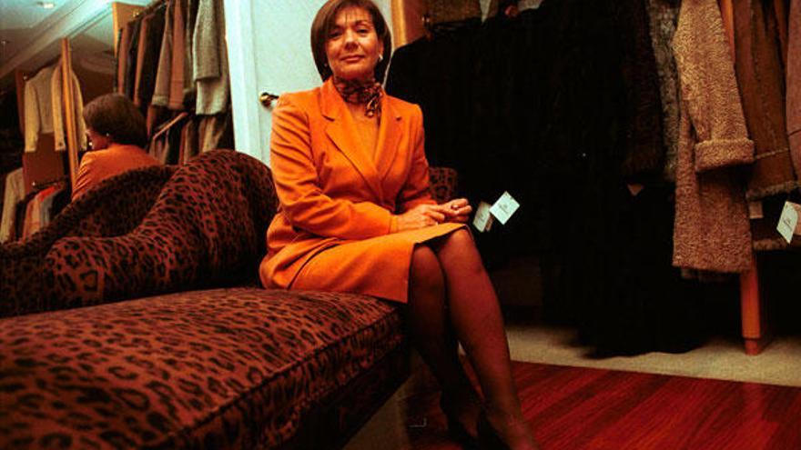 La peletera coruñesa Olga Ríos, en su tienda de Juan Flórez en una imagen del año 2000.