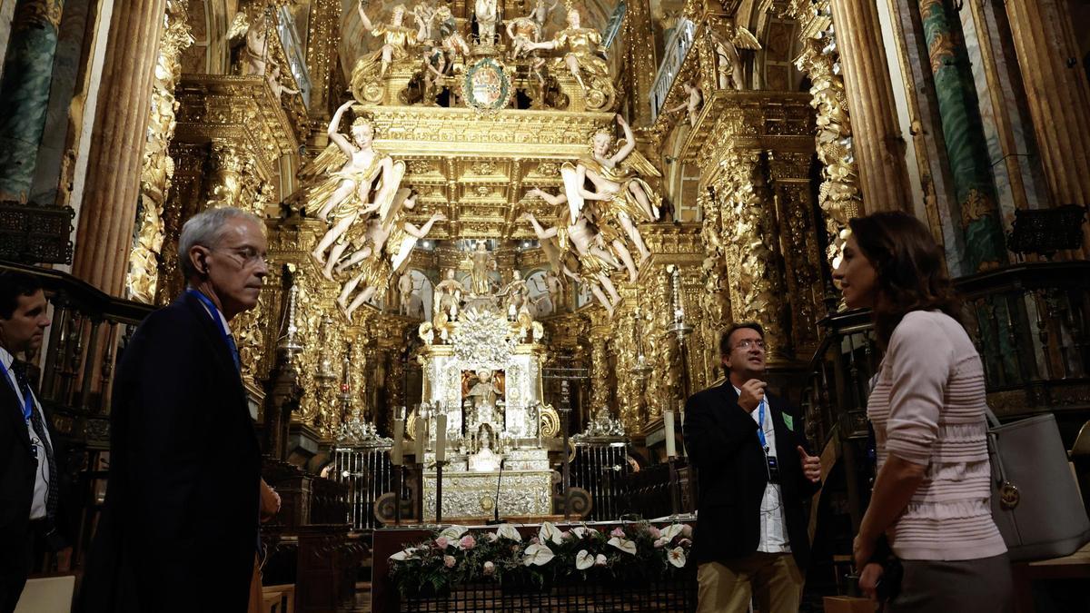 Los ministros de Economía y Finanzas de la UE y de América Latina y el Caribe tuvieron ocasión de realizar una visita privada a la basílica el jueves por la noche, tras la recepción oficial que les brindó la alcaldesa de la ciudad, Goretti Sanmartín, en el Pazo de Raxoi.