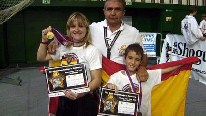 Julia Herrero Ortega y Germán Herrero Ganga con sus diplomas y medallas junto a Juan Pinilla en la República Checa