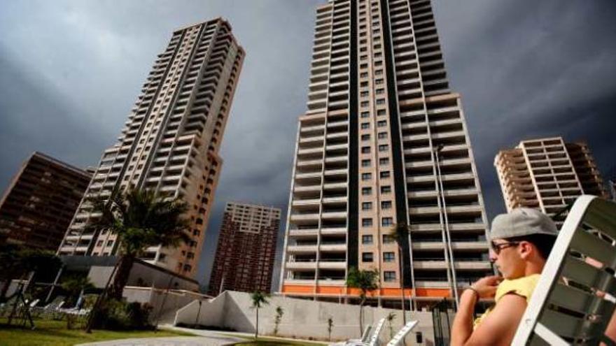 Un turista descansa en la zona de la piscina de una complejo de apartamentos turísticos registrados en Benidorm.