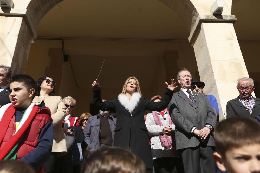 El desfile de La Entrada da la bienvenida a los Moros y Cristianos de Sax