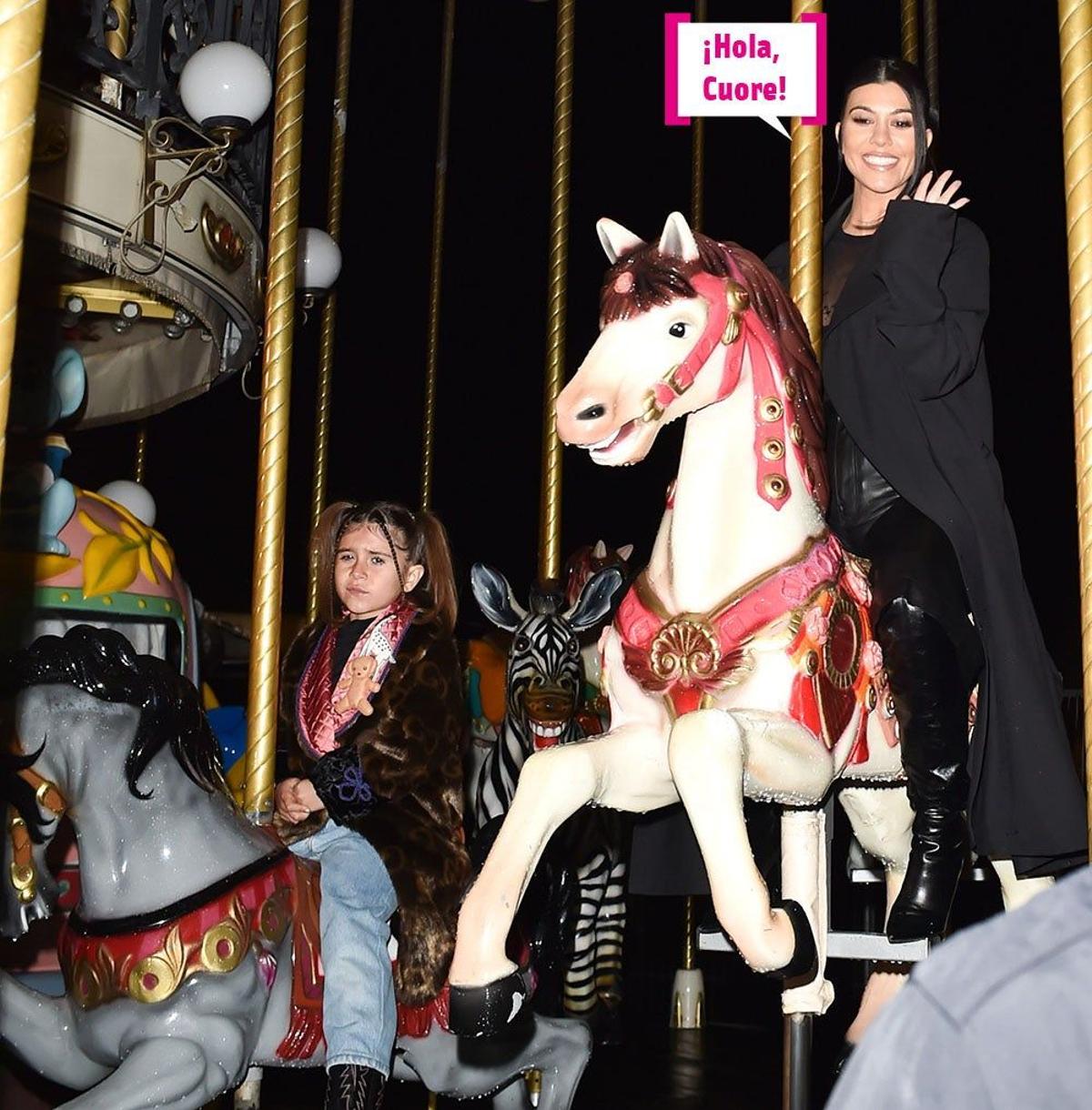 Kourtney Kardashian y Penélope en el carrousel de la torre Eiffel de París