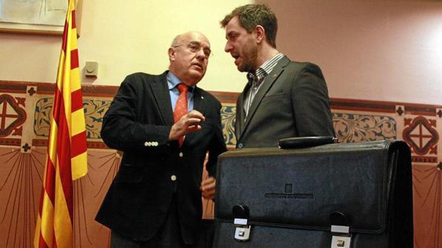 Comín, a la dreta, amb l&#039;exconseller Boi Ruiz en el traspàs de carteres